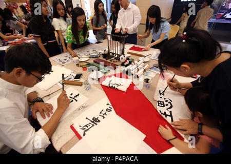 Yangon, traditionelle Chinesische Kleid Foto-op und Tee kunst Anzeige und Retail wurden bei der Veranstaltung durchgeführt. 23. Juni 2018. Besucher versuchen Kalligraphie während einer chinesischen Kultur und Kunst zeigen in Yangon, Myanmar, 23. Juni 2018 zu schreiben. Aktivitäten wie Kalligraphie, Chinesische Papier schneiden, Chinesischen verknoten, chinesische Maske malen, traditionelle Chinesische Kleid Foto-op und Tee kunst Anzeige und Retail wurden auf der Veranstaltung, die in Yangon am 23. Juni 2018 gehalten wurde. Credit: U Aung/Xinhua/Alamy leben Nachrichten Stockfoto