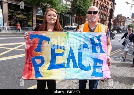 Belfast City Hall, Belfast, Nordirland. 23. Juni 2018. Hunderte sorgen sowohl de Freiheit März und ein Zähler United gegen Rassismus Proteste. Es gab starken Polizeipräsenz, wenn rivalisierende Gruppe gegenseitig über eine Polizei Teilen konfrontiert. Credit: Bonzo/Alamy leben Nachrichten Stockfoto