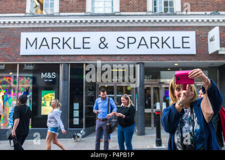 Menschen machen Fotos und selfies vor der Marks und Spencer Store in der Nähe von Windsor Castle, die umbenannt hatte arkle und Funkeln" die königliche Hochzeit von Seiner Königlichen Hoheit, Prinz Harry und Frau Meghan Markle zu gedenken. Stockfoto