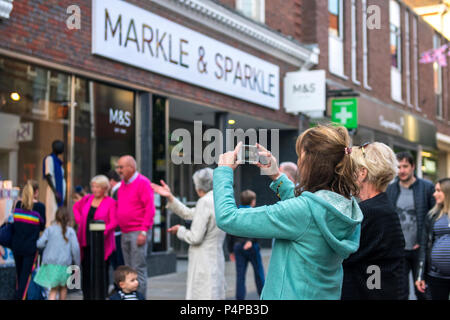 Menschen machen Fotos und selfies vor der Marks und Spencer Store in der Nähe von Windsor Castle, die umbenannt hatte arkle und Funkeln" die königliche Hochzeit von Seiner Königlichen Hoheit, Prinz Harry und Frau Meghan Markle zu gedenken. Stockfoto