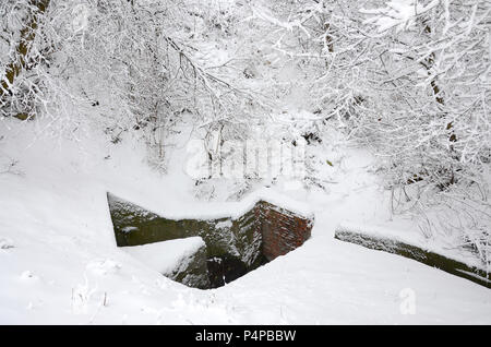 Unterirdischen Bunker der alten Mauern im Winter nach Schneefall. Stockfoto