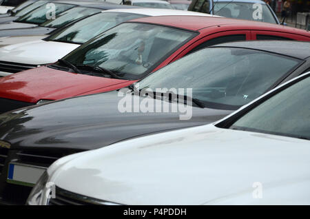 Dächer von mehreren Autos. Viele Autos stehen bei rush hour schließen. Stockfoto