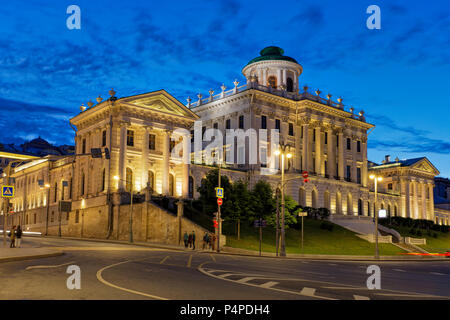 Pashkov Haus leuchtet in der Dämmerung. Moskau, Russland. Stockfoto