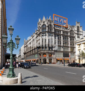 Außenansicht des TSUM (Zentrale Universal Kaufhaus), luxuriöse Kaufhaus in Moskau, Russland. Stockfoto