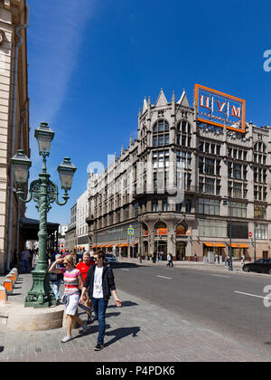 Die Menschen wandern vor tsum (Zentrale Universal Kaufhaus), high end Department Store in Moskau, Russland. Stockfoto