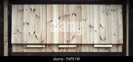 Holz- Hintergrund. Textur einer Holzwand mit den hellen und dunklen Planken. Unbemalt. Stockfoto