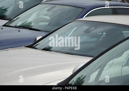 Dächer von mehreren Autos. Viele Autos stehen bei rush hour schließen. Stockfoto