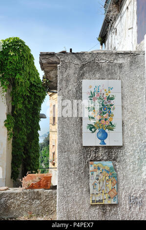 VIETRI SUL MARE, Italien - 27 April, 2018 Keramik Dekorationen an der Wand des Hauses auf die Amalfi Küste. Stockfoto