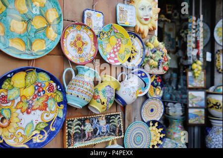 VIETRI SUL MARE, Italien - 27 April, 2018 bunte Keramik shop auf die Amalfi Küste Stockfoto