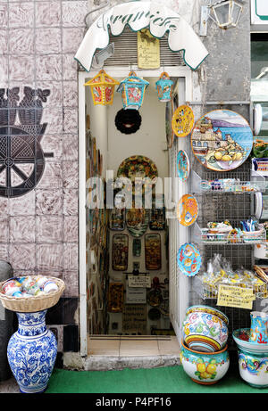 VIETRI SUL MARE, Italien - 27 April, 2018 bunte Keramik shop auf die Amalfi Küste Stockfoto