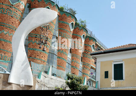 VIETRI SUL MARE, Italien - 27 April, 2018 berühmten Keramik Fabrik auf die Amalfi Küste Stockfoto