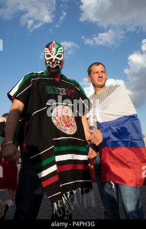 Moskau, Russland - 12. Juni 2018: Fußball-Fans in Moskau für die Wm angekommen. Die Mexiko Ventilator in der Maske mit russischen Ventilator dar Stockfoto