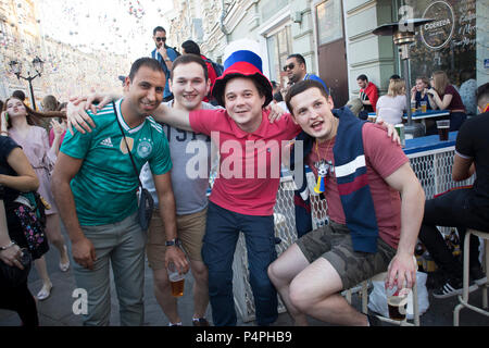 Moskau, Russland - 12. Juni 2018: Fußball-Fans in Moskau für die Wm angekommen. Russische Fans mit einer ägyptischen Posing Stockfoto