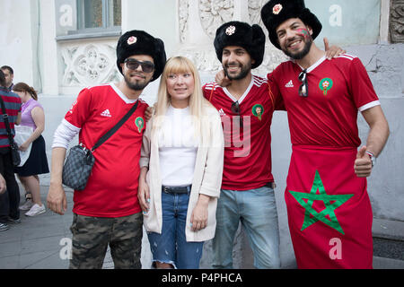 Moskau, Russland - 12. Juni 2018: Fußball-Fans in Moskau für die Wm angekommen. Die marokkanischen Fans in Russischen Kappen mit ohrenschützern sind Wi fotografiert. Stockfoto