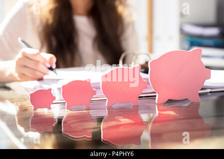 Zunehmende Flachbild Sparschwein Vor Unternehmer Arbeiten im Büro Stockfoto