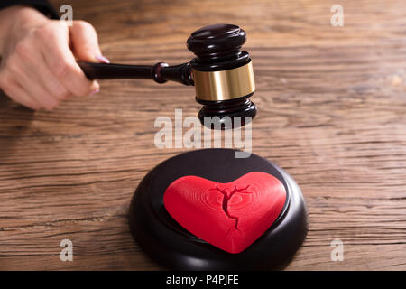 Nahaufnahme eines gebrochenen roten Herzen vor Richter markante Mallet Stockfoto