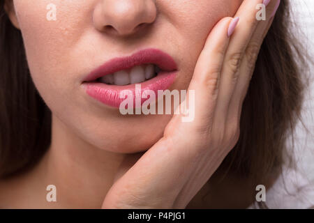 Nahaufnahme einer Frau Zahn Schmerzen leiden. Stockfoto