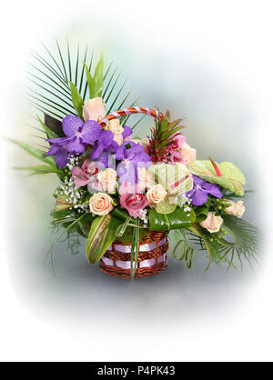 Blumenstrauß mit bunten, natürlichen Blumen im Korb mit verschwommenem Hintergrund Stockfoto