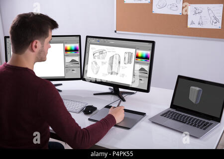 Seitenansicht des Designer Zeichnung Koffer auf Computer mit Grafik Tablett im Büro Stockfoto