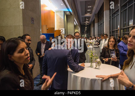 Ricardo Anaya, mexikanischen Präsidentschaftskandidaten der Partei der Nationalen Aktion (PAN), Blätter ein Ereignis namens "ÔCandidates MX Vision 18/24 Õ Forum der Financiero und Bloomberg, Donnerstag, den 24. Mai 2018 in Mexiko City, Mexiko gehostet werden. Stockfoto