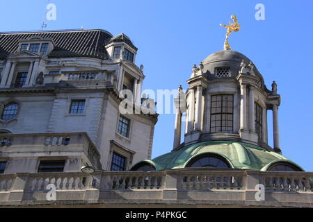 Vergoldeter bronze Abbildung von Ariel schmücken die Kuppel auf Tivoli Ecke, Bank von England, London, England, UK, PETER GRANT Stockfoto