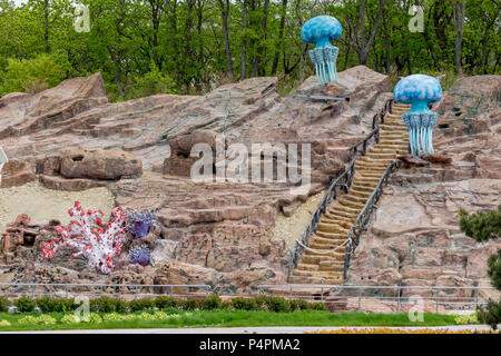 Russland, Wladiwostok, 26.05.2018. Skulpturen der große blaue Quallen auf einem Felsen in einem Vergnügungspark. Im Vergnügungspark von ozeanarium auf Russky platziert Stockfoto