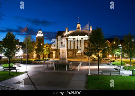 Crewe kommunale Gebäude mit einer Halle und Uhrturm mit einem Memorial Statue vor Stockfoto