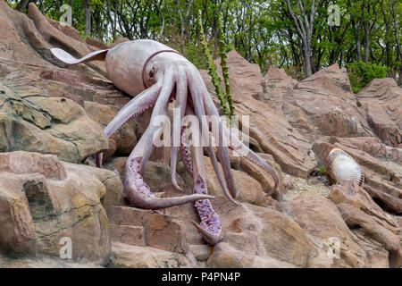 Russland, Wladiwostok, 26.05.2018. Skulptur von große Kalmare (Teuthida) auf einem Felsen in einem marine Amusement Park. Im Vergnügungspark von Oceanariu platziert Stockfoto