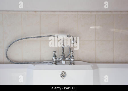 Old Fashion Wasserhahn über jacuzzi Badewanne Vintage Design Stockfoto