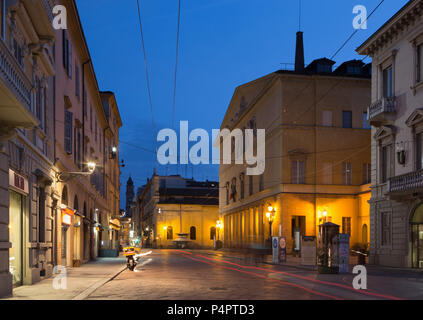 PARMA, Italien - 17. APRIL 2018: Die Straße der alten Stadt in der Dämmerung und dem Teatro Regio Theater. Stockfoto