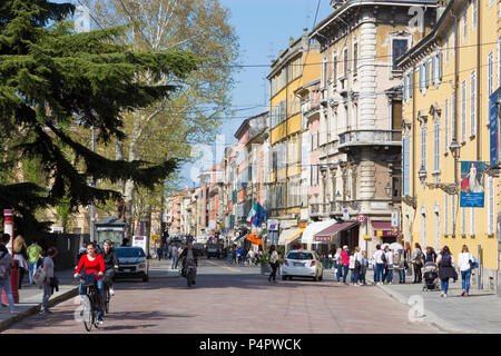 PARMA, Italien - 17. APRIL 2018: Die Straße der Altstadt am Abend. Stockfoto