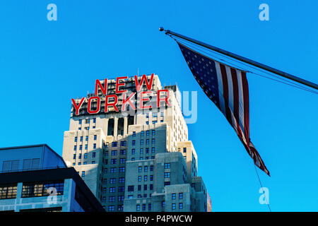 Winter November 2013 New Yorker Zeichen an der Manhattan Midtown Hotel mit Fahne, New York, United States Stockfoto