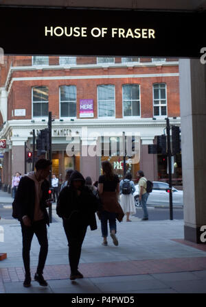 Fußgänger vorbei an einem Zweig von House of Fraser, in Central London, Großbritannien am 22. Juni 2018 Stockfoto