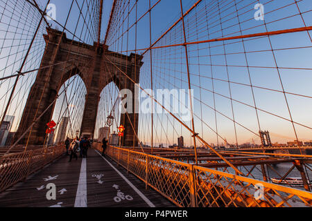 November 2015 Sonnenuntergang goldenen Stunde auf der Brooklyn Bridge, New York, United States Stockfoto