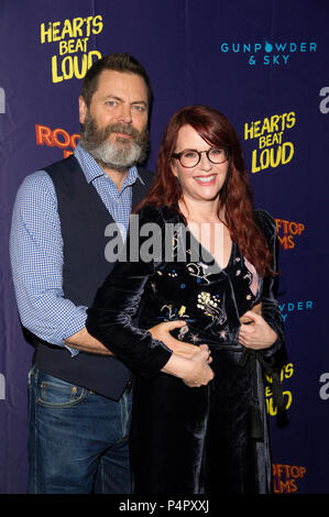 NEW YORK, NY - 06. Juni: Nick Offerman und Megan Mullally nehmen an der "Herzen schlagen Laut 'New York Premiere bei Pioneer arbeitet am 6. Juni 2018 in New York Stockfoto