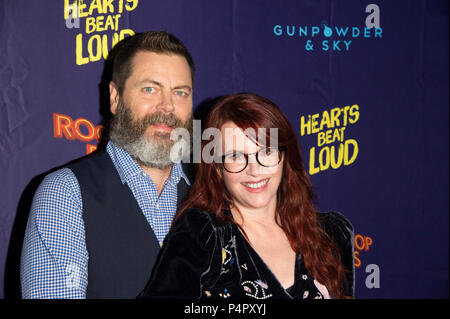 NEW YORK, NY - 06. Juni: Nick Offerman und Megan Mullally nehmen an der "Herzen schlagen Laut 'New York Premiere bei Pioneer arbeitet am 6. Juni 2018 in New York Stockfoto