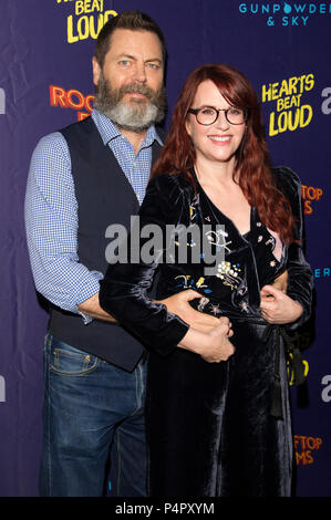 NEW YORK, NY - 06. Juni: Nick Offerman und Megan Mullally nehmen an der "Herzen schlagen Laut 'New York Premiere bei Pioneer arbeitet am 6. Juni 2018 in New York Stockfoto