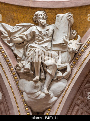 REGGIO EMILIA, Italien - 12. APRIL 2018: das Relief des Hl. Lukas der Evangelist in Duomo Kirche. Stockfoto