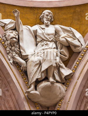 REGGIO EMILIA, Italien - 12. APRIL 2018: das Relief des heiligen Evangelisten Markus im Dom Kirche. Stockfoto