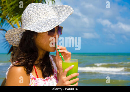 Erfrischenden Cocktail am Strand in Belize - Erholung in tropischen Ziel für Ferien - Paradies Küste Stockfoto