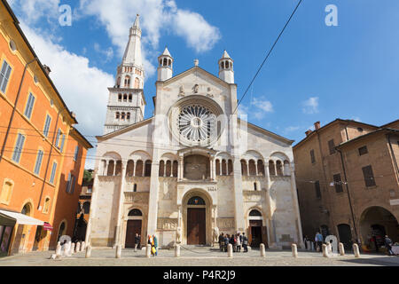 MODENA, Italien - 14 April, 2018: Die westfassade des Duomo (Kathedrale Metropolitana di Santa Maria Assunta e San Geminiano) in der Abenddämmerung. Stockfoto