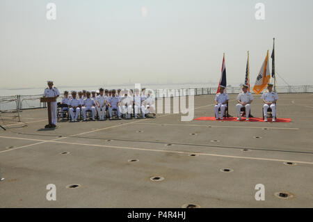 MINA SALMAN PIER, Bahrain (18. Juni 2012) Mitglieder aus den kombinierten Task Force (CTF) 151 Mitarbeiter, einer Rede zu hören bei einem Befehl Zeremonie an Bord der Royal Fleet Auxiliary (RFA) Fort Victoria (A 387). Republik Korea Marine hinten Adm. Anho Chung das Kommando der CTF151 von Royal Thai Navy hinten Adm. Tanin Likitawong. CTF151 ist eine multi-nationale, Mission basierte Task Force unter CMF, Bekämpfung der Piraterie im südlichen Roten Meer, Golf von Aden, Somalia Becken, Arabischen Meer und den Indischen Ozean zu führen. Stockfoto