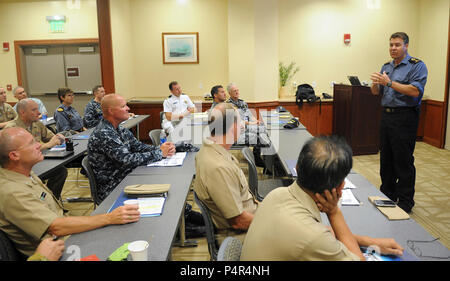 JOINT BASE Pearl Harbor - HICKAM (Juli 5, 2012) - Stellvertretender Kommandant, kombinierte Task Force, Konteradmiral Ron Lloyd, Royal Canadian Navy, spricht mit den Seelsorgern in der Pacific Rim (Rimpac) 2012 zu einem Seelsorger "runden Tisch bei Ford Island teilnehmen. Zwanzig - zwei Nationen, mehr als 40 Schiffe und u-Boote, mehr als 200 Flugzeugen und 25.000 Mitarbeiter sind die Teilnahme an der Übung RIMPAC Biennale vom 29. Juni bis 3. August, in und um die Inseln von Hawaii. Die weltweit größte internationale maritime Übung RIMPAC bietet eine einzigartige Gelegenheit, dass Training hilft den Teilnehmern fördern und Su Stockfoto