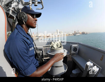 MINA SALMAN, Bahrain (Sept. 20, 2012) Quartermaster Seaman Jonathan Roundtree überwacht die Steuerbord visual Lager wie die Mine Gegenmaßnahmen USS Warrior (MCM 10) fährt Mina Salman, Bahrain für Phase zwei des Internationalen Mine Gegenmaßnahmen Übung Schiff. 12 IMCMEX umfasst Marinen aus mehr als 30 Ländern vertreten und konzentriert sich auf die Förderung der regionalen Sicherheit durch Mine Countermeasure arbeiten in den USA 5 Flotte Verantwortungsbereich. Krieger ist, Commander, Task Force 52 Unterstützung der Mine Countermeasure arbeiten in den USA 5 Flotte Verantwortungsbereich zugeordnet. Stockfoto