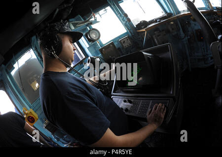 MINA SALMAN, Bahrain (Sept. 20 2012) Elektroniker 1. Klasse Luis Pazdiaz überwacht die oberflächenradar Kontakte von der Brücke an Bord der Mine Gegenmaßnahmen Schiff USS Warrior (MCM 10) als das Schiff fährt Mina Salman, Bahrain, für Phase zwei des Internationalen Mine Gegenmaßnahmen. 12 IMCMEX umfasst Marinen aus mehr als 30 Ländern vertreten und konzentriert sich auf die Förderung der regionalen Sicherheit durch Mine Countermeasure arbeiten in den USA 5 Flotte Verantwortungsbereich. Stockfoto