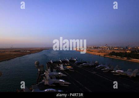 SUEZ CANAL (Okt. 2010) 12, 2012) Der Flugzeugträger USS Enterprise (CVN 65) bewegt, die durch den Suez Kanal für die letzte Zeit. Enterprise wurde in die USA 5 Flotte Verantwortungsbereich Durchführung Maritime Security Operations eingesetzt, Theater Sicherheit Bemühungen um Zusammenarbeit und Unterstützung für die Operation Enduring Freedom. Die US-Marine ist zuverlässig, flexibel und bereit, weltweit auf, über und unter dem Meer. Beteiligen Sie sich an der Diskussion über soziale Medien mit #Warfighting. Stockfoto