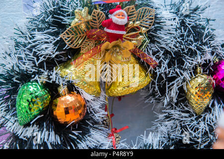 Weihnachtsschmuck mit Glocken, Geschenke. Das neue Jahr Spielzeug. Stockfoto