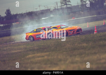 AutodromSpb, St.-Petersburg, Russland - 15. August 2018: Die leistungsstarken Rennwagen driften auf Speed Spur während der ersten Phase der Russischen Drift Series West Stockfoto