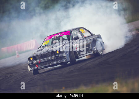 AutodromSpb, St.-Petersburg, Russland - 15. August 2018: Die leistungsstarken Rennwagen driften auf Speed Spur während der ersten Phase der Russischen Drift Series West Stockfoto