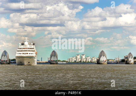 Blick auf die Thames Barrier an einem bewölkten Tag unter blauem Himmel in London. Die Thames Barrier ist eine der größten beweglichen hochwasserschotts in der Welt. Stockfoto